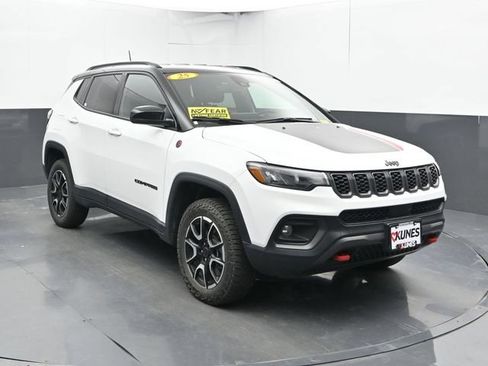 Used 2025 Jeep Compass Trailhawk AWD/4WD image 6
