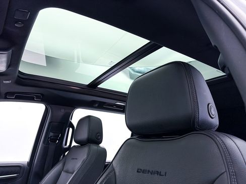 Used 2023 GMC Yukon XL Denali AWD/4WD image 3