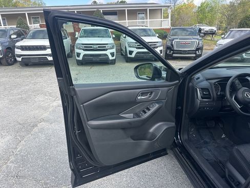 Used 2024 Nissan Rogue SV image 25