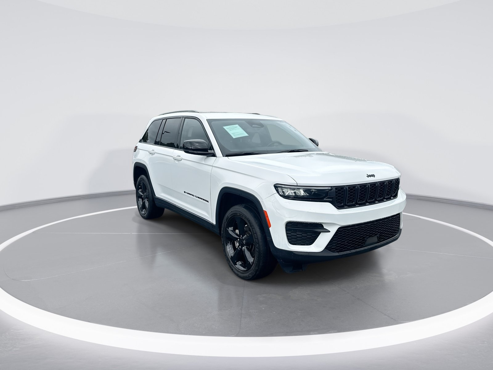 Used 2023 Jeep Grand Cherokee Altitude AWD/4WD image 2