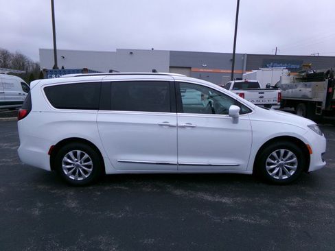 Used 2019 Chrysler Pacifica Touring-L image 10