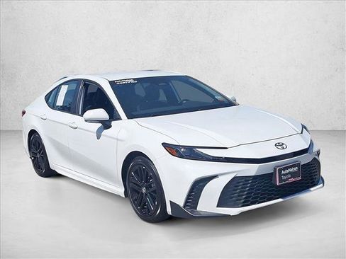 Certified 2025 Toyota Camry SE FWD image 3