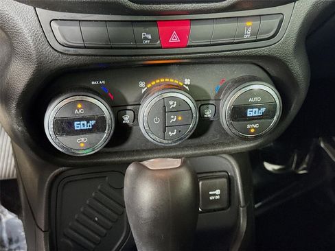 Used 2016 Jeep Renegade Latitude FWD image 19