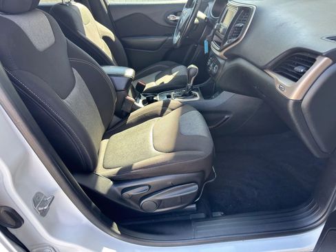 Used 2015 Jeep Cherokee Sport image 16