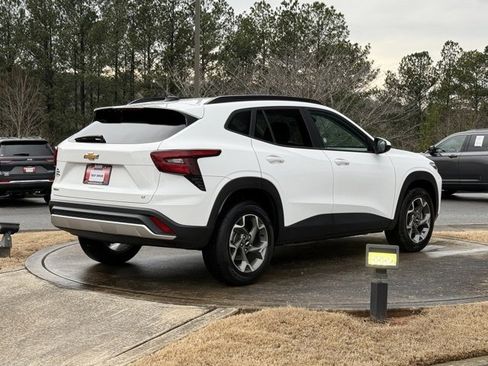 Used 2025 Chevrolet Trax LT w/ LT Convenience Package image 7