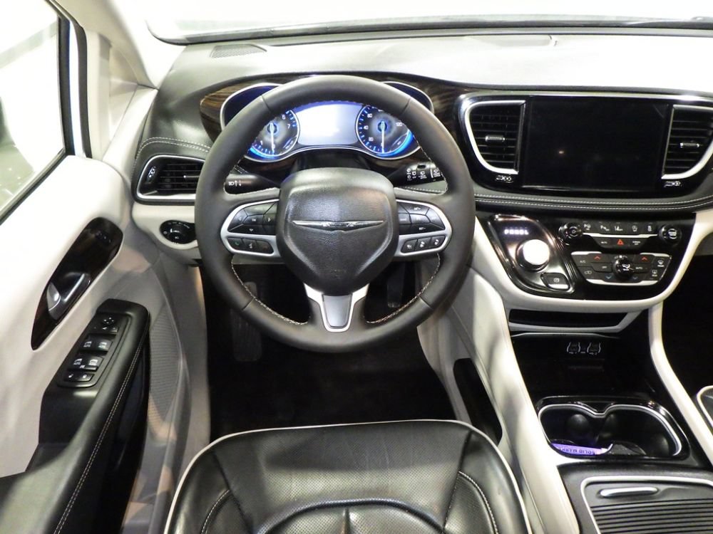 Used 2024 Chrysler Pacifica Limited FWD image 9