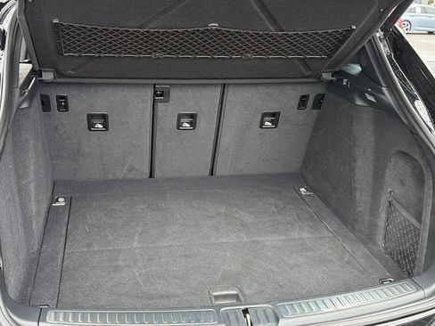 Used 2021 Porsche Macan w/ Premium Package image 27