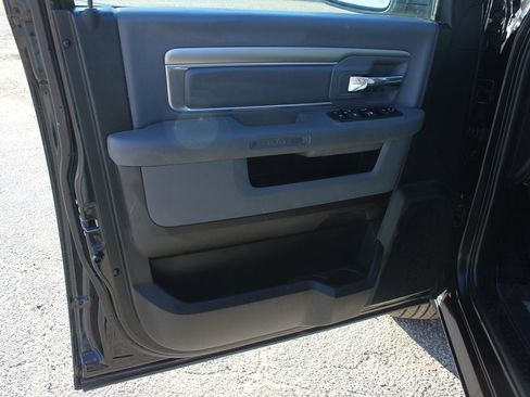 Used 2018 RAM 1500 Classic SLT image 31