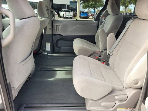 Used 2020 Toyota Sienna LE image 5