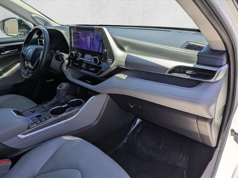 Certified 2024 Toyota Highlander Platinum FWD image 23