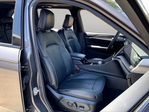 Used 2023 Jeep Grand Cherokee Overland AWD/4WD image 9