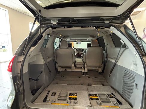 Used 2011 Toyota Sienna XLE image 15