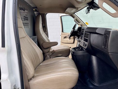 Used 2021 Chevrolet Express 3500 w/ Driver Convenience Package RWD image 7