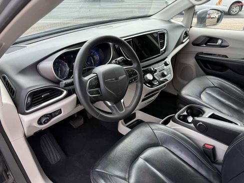 Used 2022 Chrysler Pacifica Touring-L image 12