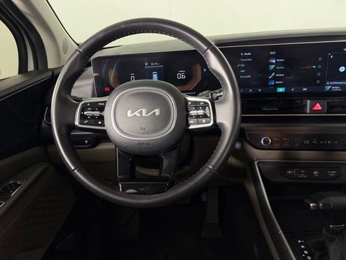 Used 2025 Kia Carnival FWD image 12