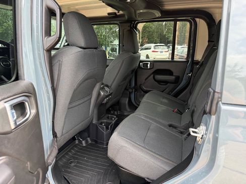 Used 2024 Jeep Gladiator Sport AWD/4WD image 21