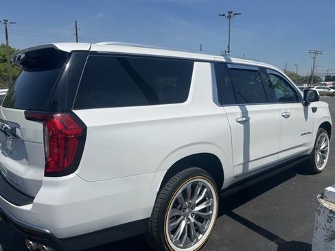 Used 2022 GMC Yukon XL Denali w/ Denali Premium Package image 9