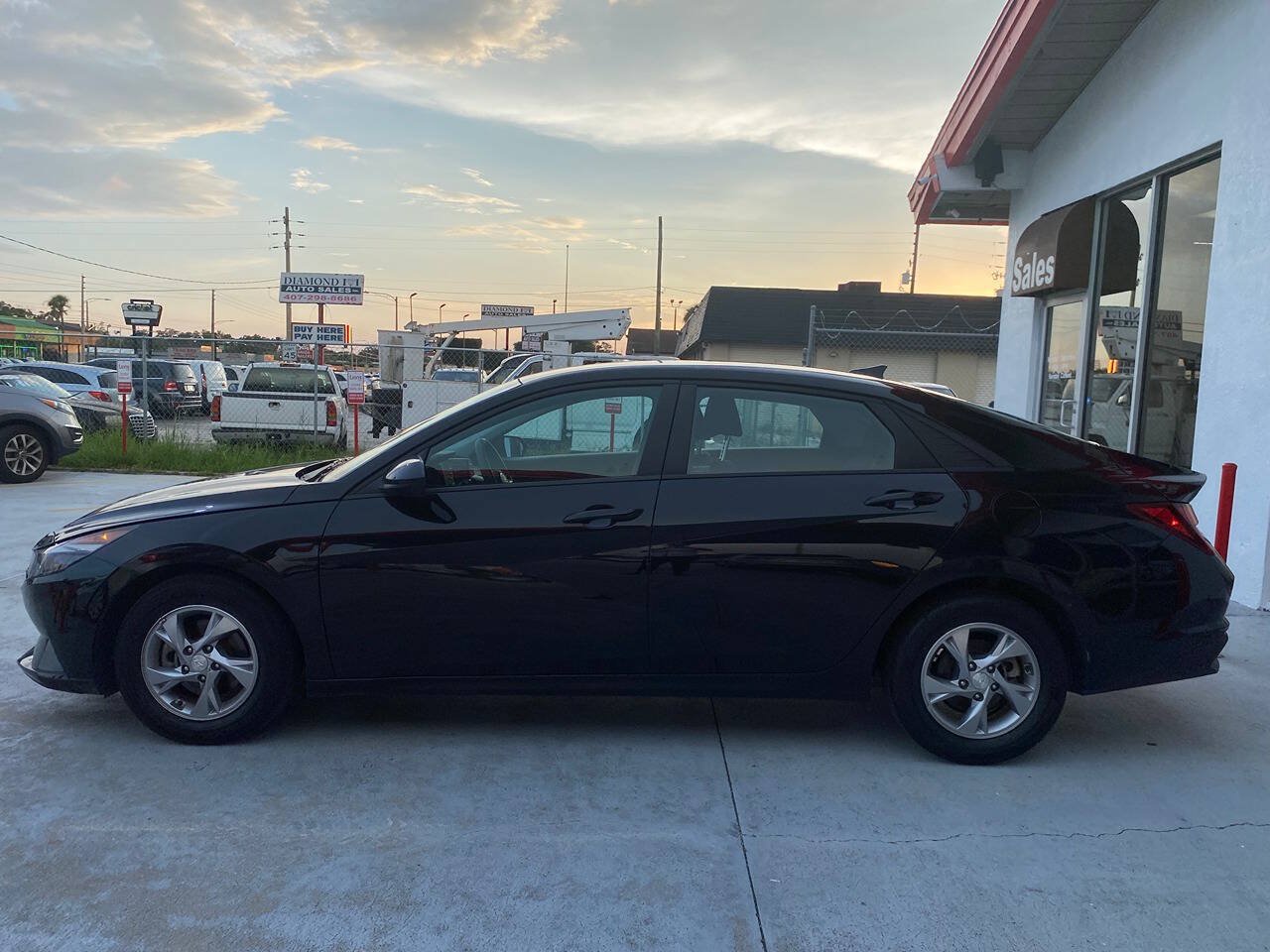 Used 2021 Hyundai Elantra SE FWD image 3
