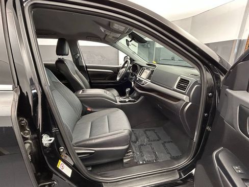 Used 2019 Toyota Highlander Plus FWD image 13