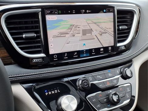 Used 2024 Chrysler Pacifica Limited FWD image 6