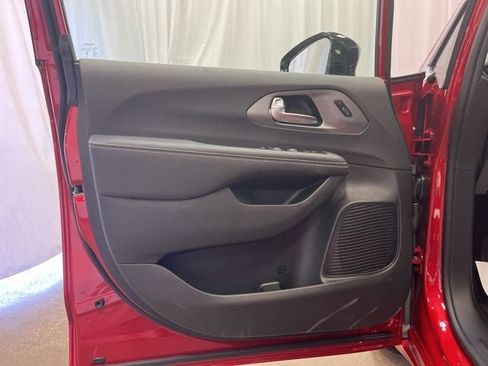New 2025 Chrysler Pacifica Select image 6