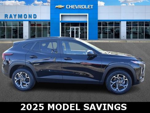 New 2025 Chevrolet Trax LT w/ Sunroof Package image 2