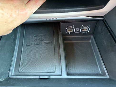 Used 2023 Chrysler Pacifica Limited FWD image 57