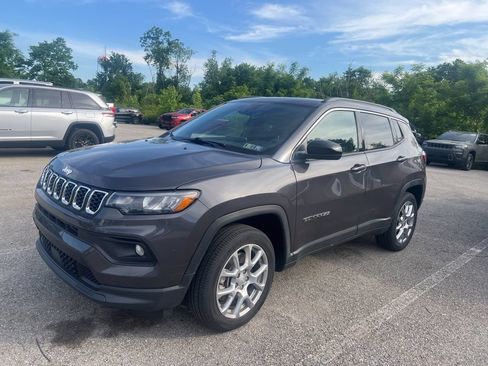 Used 2024 Jeep Compass Latitude w/ Sun and Sound Group AWD/4WD image 4