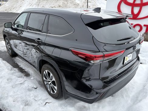 Certified 2023 Toyota Highlander XLE image 6
