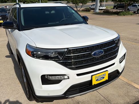Used 2023 Ford Explorer XLT w/ Equipment Group 202A RWD image 3