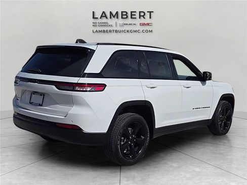 Used 2023 Jeep Grand Cherokee Altitude image 5