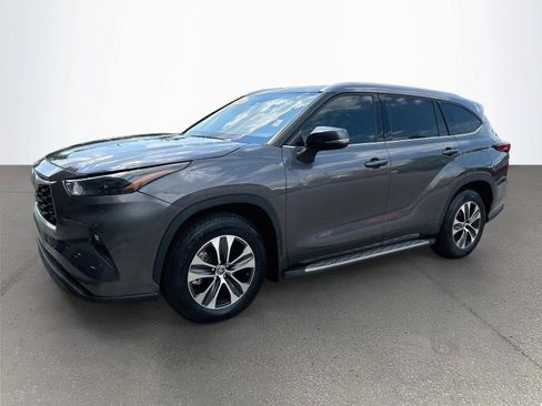 Used 2022 Toyota Highlander XLE FWD image 8