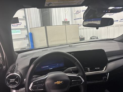 Used 2026 Chevrolet Equinox LT AWD/4WD image 2