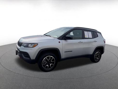 Used 2025 Jeep Compass Trailhawk AWD/4WD image 7
