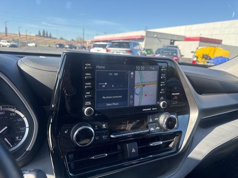 Certified 2022 Toyota Highlander XLE image 16