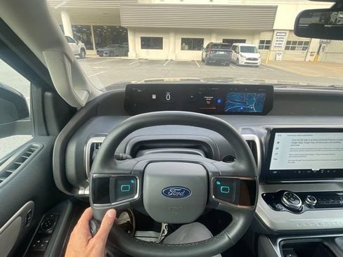 Used 2025 Ford Expedition Active RWD image 19