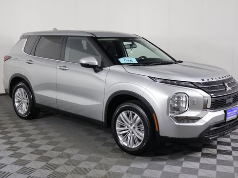 Used 2024 Mitsubishi Outlander ES image 4