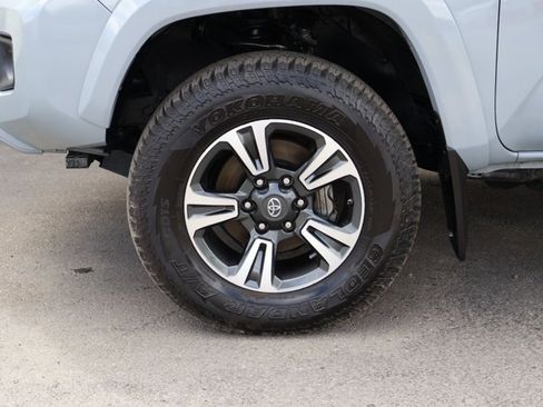 Used 2019 Toyota Tacoma TRD Sport AWD/4WD image 28