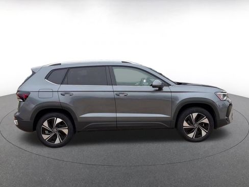 Used 2025 Volkswagen Taos SE AWD/4WD image 16