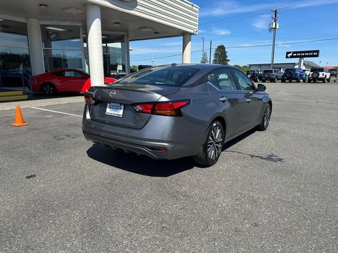 Used 2025 Nissan Altima 2.5 SV FWD image 2
