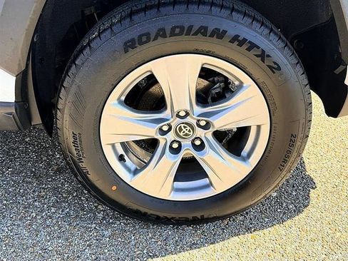 Used 2022 Toyota RAV4 XLE image 41