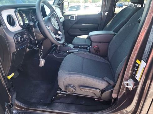 Used 2025 Jeep Wrangler Unlimited Sahara w/ Safety Group AWD/4WD image 8