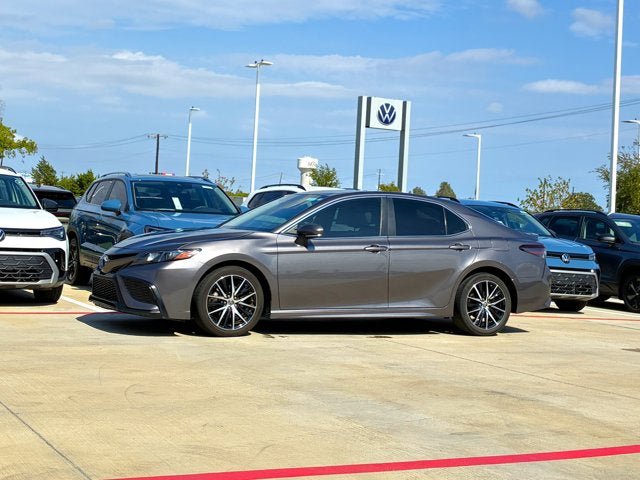 Used 2023 Toyota Camry SE FWD image 3