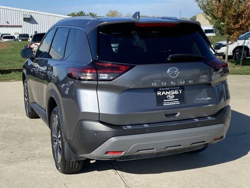 Used 2021 Nissan Rogue SV w/ Premium Package image 4