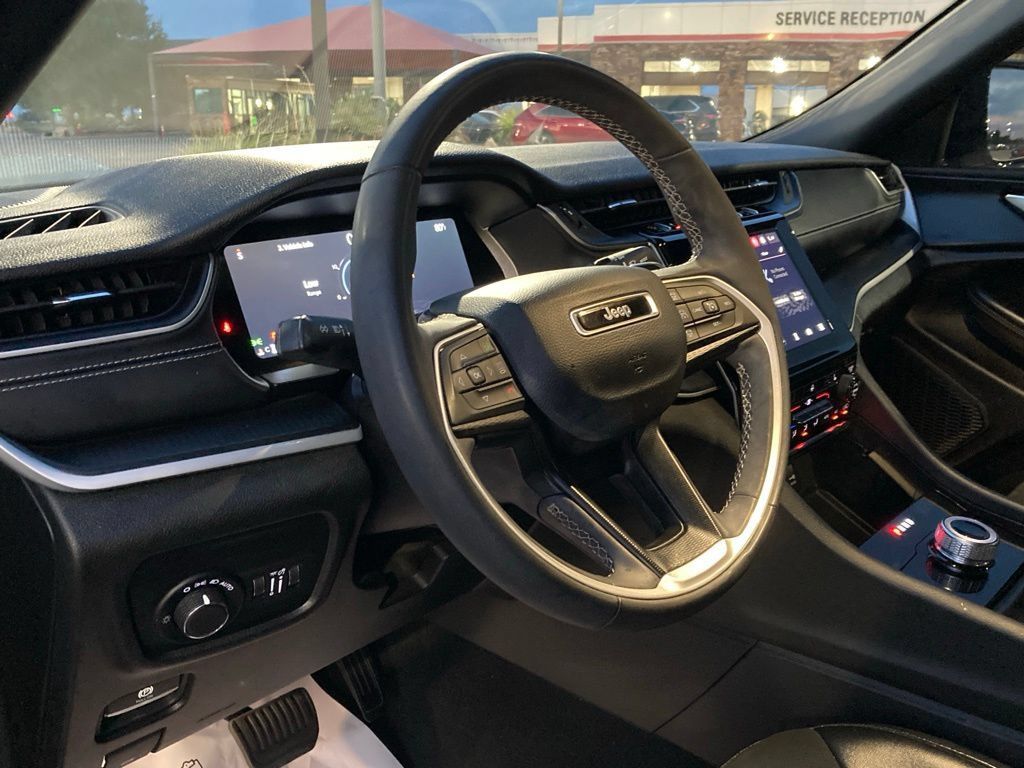 Used 2024 Jeep Grand Cherokee Altitude RWD image 9