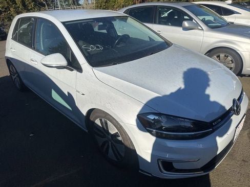 Used 2018 Volkswagen e-Golf SE image 4