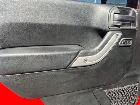 Used 2018 Jeep Wrangler Unlimited Sahara AWD/4WD image 14