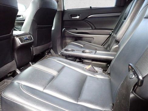 Used 2018 Toyota Highlander SE image 9