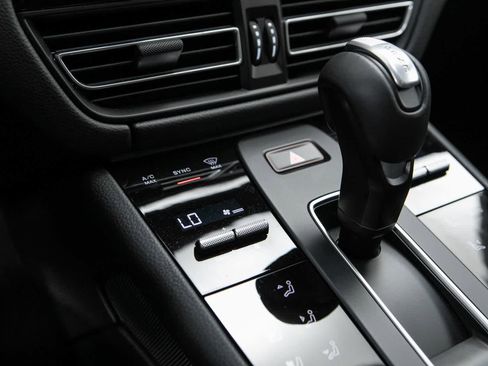 Certified 2026 Porsche Macan AWD/4WD image 28