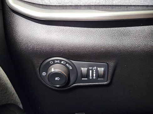 Used 2024 Jeep Compass Latitude AWD/4WD image 23